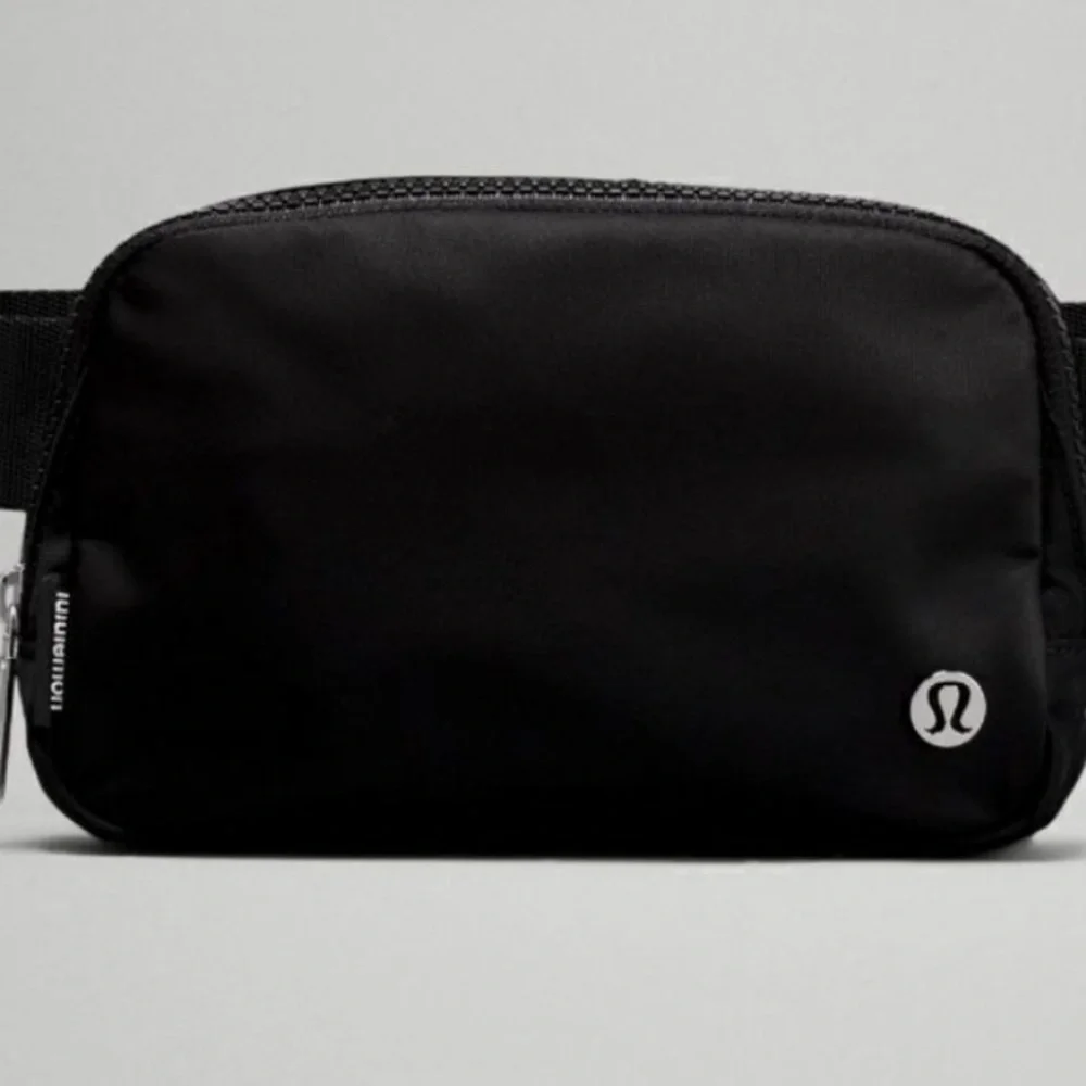 Lululemon everywhere belt Bag new